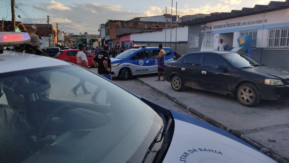 No momento da prisão, muitas pessoas se aglomeraram na frente do imóvel onde o suspeito estava, em Santa Maria da Vitória — Foto: Divulgação/PM