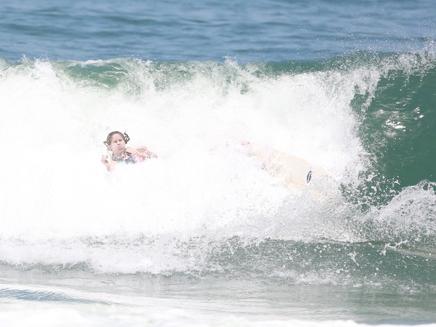 Isabella Santoni surfa e leva caldo no Rio (Foto: AgNews)