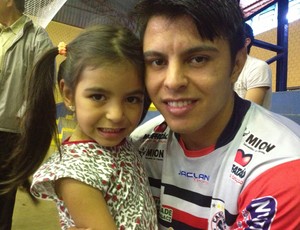 Anderson Alves, o Caça, e filha. Cascavel Futsal (Foto: Cassiane Seghatti)