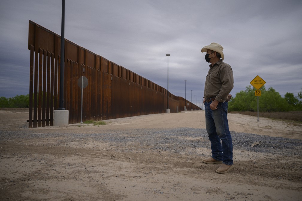 Tony Sandoval, fazendeiro que vive em Roma (Texas), observa muro que separa EUA do México em 27 de março — Foto: Ed Jones/AFP