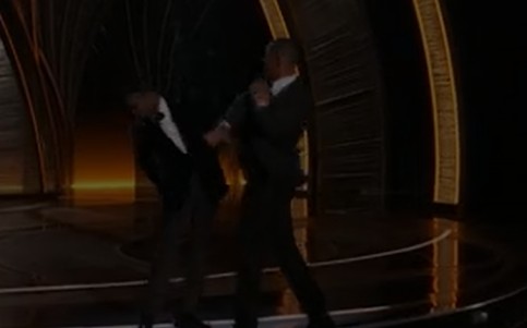 Will Smith atinge rosto de Chris Rock durante discurso no Oscar 2022 (Foto: Reprodução/Globoplay)