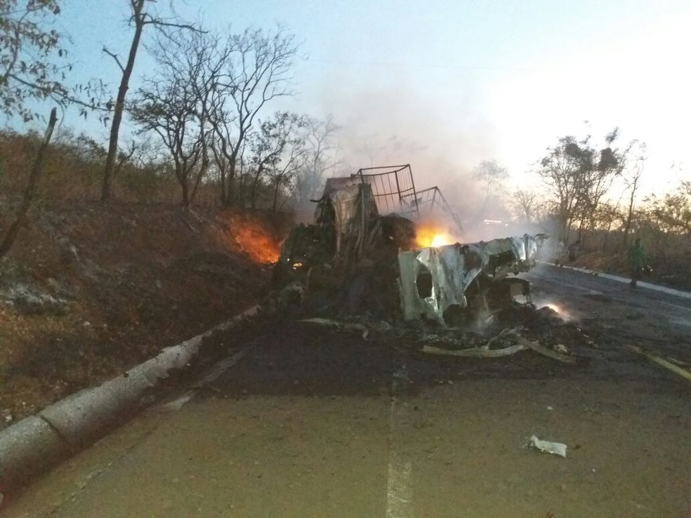 Caminhão pegou fogo após o impacto (Foto: Polícia Militar Rodoviária/Divulgação)