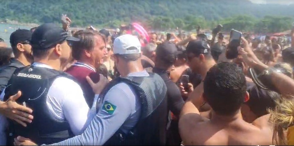 Bolsonaro provocou aglomeração de banhistas na Praia do Guaiúba, em Guarujá — Foto: Reprodução