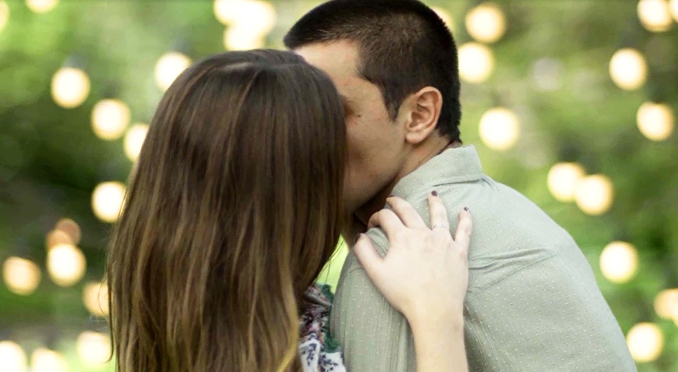 Luna (Juliana Paiva) fica abalada com declaração de Téo (Felipe Simas) e os dois se beijam, em 'Salve-se Quem Puder' — Foto: Globo