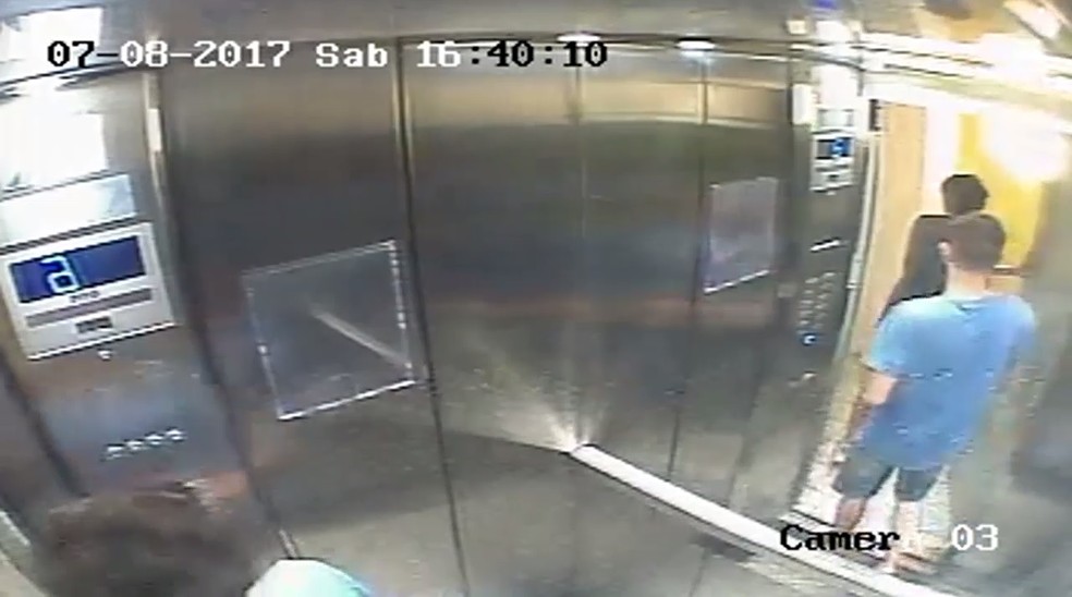 Homens usaram o elevador para chegar no apartamento e foram filmados pelas câmeras de segurança do edifício (Foto: Polícia Civil/Divulgação)