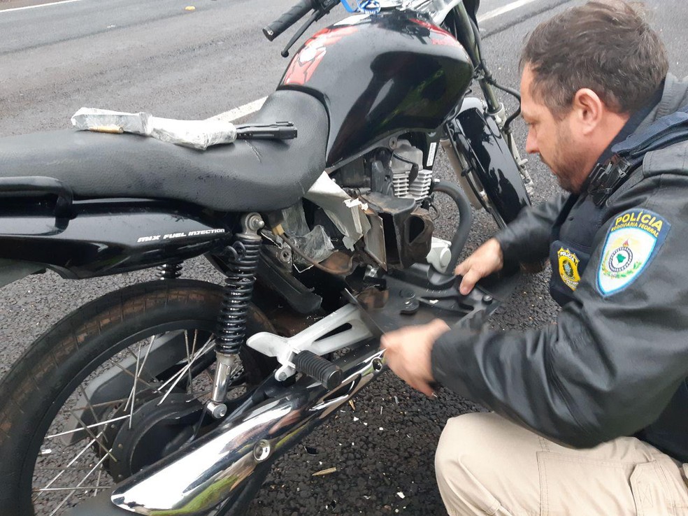 Os dois motociclistas, de 29 e 37 anos, foram abordados na BR-277 em Santa Tereza do Oeste na manhÃ£ desta quinta-feira (27) â Foto: PRF/DivulgaÃ§Ã£o