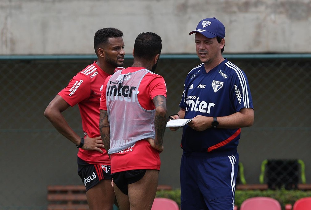 Fernando Diniz conversa com Daniel Alves e Reinaldo no São Paulo — Foto:  Rubens Chiri / saopaulofc.net