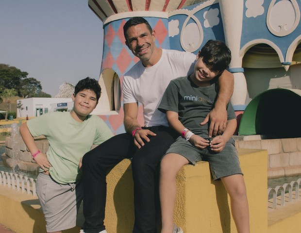 Marcus Buaiz e os filhos: José Marcus e João Francisco (Foto: Hariel/TBStudios)
