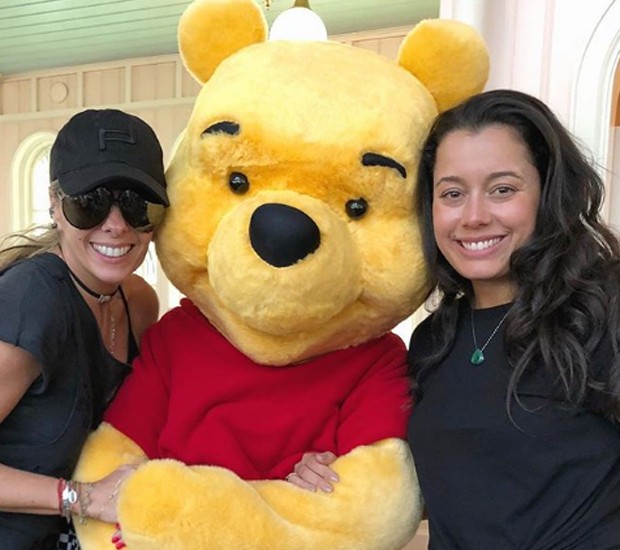 Adriane Galisteu e a amiga Daniela Filomeno posa com Ursinho Pooh (Foto: Reprodução/Instagram)
