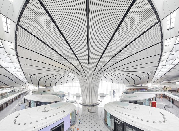 De todos os ângulos, o teto abobado do aeroporto torna-se instigante graças às linhas curvas (Foto: Hufton+Crow/Zaha Hadid Architects/Divulgação)