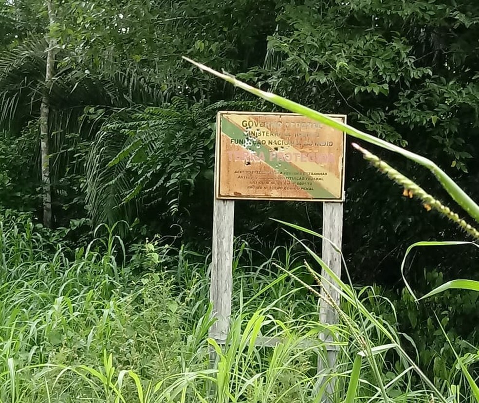 Placa da Funai foi encontrada pelos indígenas com marca de tiros. — Foto: Divulgação/Uru-eu-wau-wau