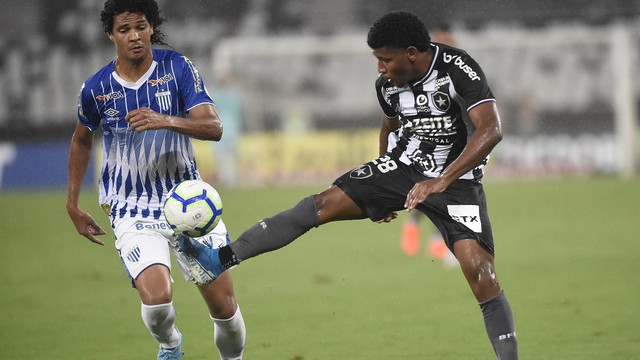 Garoto Rhuan fez sua primeira partida como titular no profissional