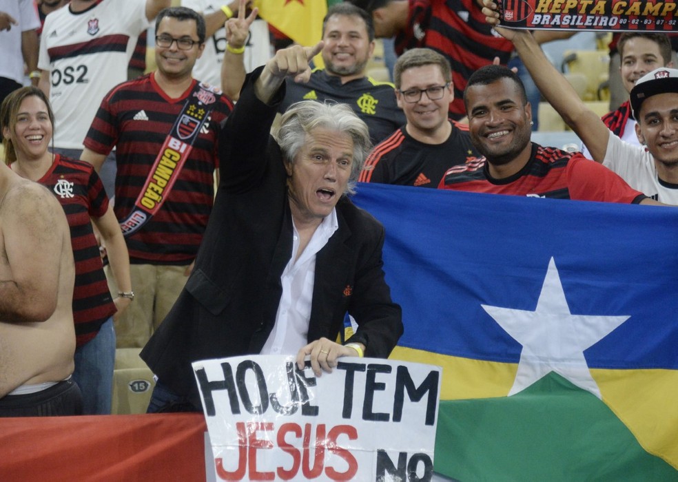 Sósia do Jorge Jesus anima a galera no Maracanã. — Foto: André Durão