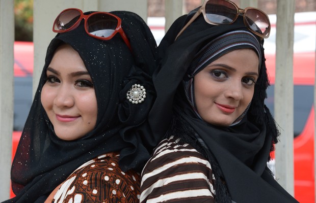 As finalistas Nazreen (direita), da Índia, e Nur Khairunnisa, da Malásia (Foto: Adek Berry/AFP)