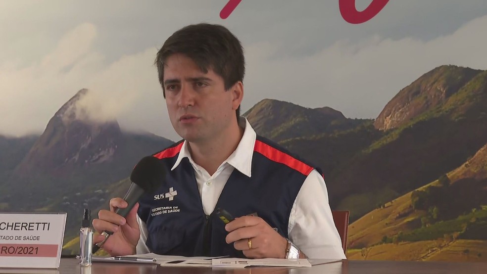 Secretário de Saúde de Minas, Fábio Baccheretti, em coletiva de imprensa — Foto: TV Globo