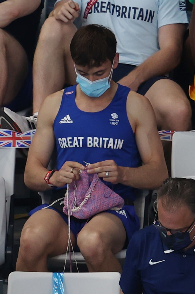 Tom Daley, da Grã-Bretanha, tricota enquanto assiste à final feminina de salto ornamental no dia nove dos Jogos Olímpicos de Tóquio 2020  (Foto: Getty Images)
