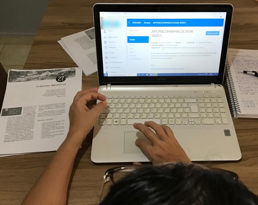 Estudante em aula online durante quarentena por causa do coronavírus — Foto: Ana Kézia Gomes/G1