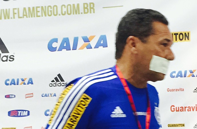 Luxa se pronuncia e cobre a boca com fita adesiva em protesto contra a Ferj