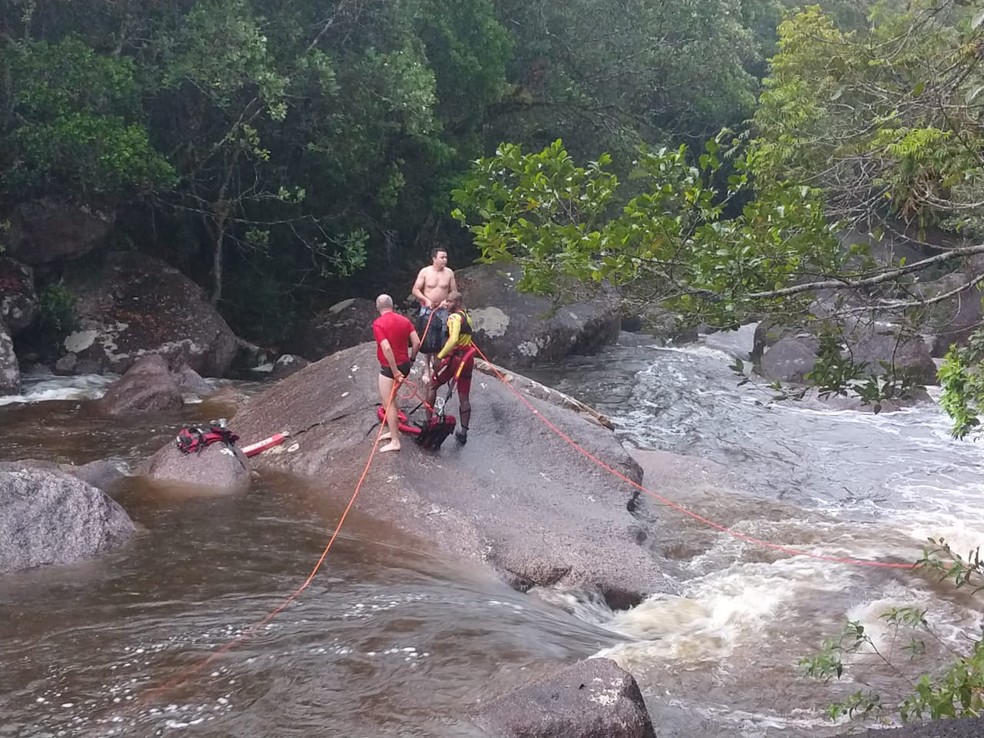 Vítimas foram resgatadas pelos bombeiros após cabeça d'água em cachoeira — Foto: Arcanjo/ Divulgação
