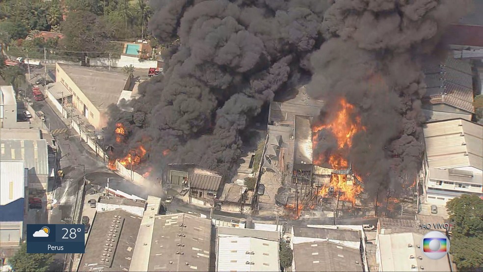 Incêndio em galpões no Jardim Califórnia, em Barueri, nesta quinta, 26 de agosto — Foto: Reprodução/TV Globo