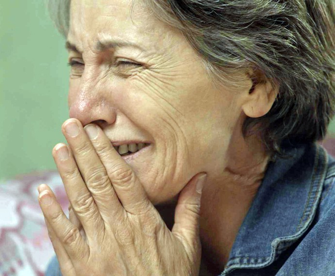 Djanira sofre pressão de Tóia, solta um tapa na cara da filha e fica chocada com o que ela mesma foi capaz de fazer (Foto: TV Globo)