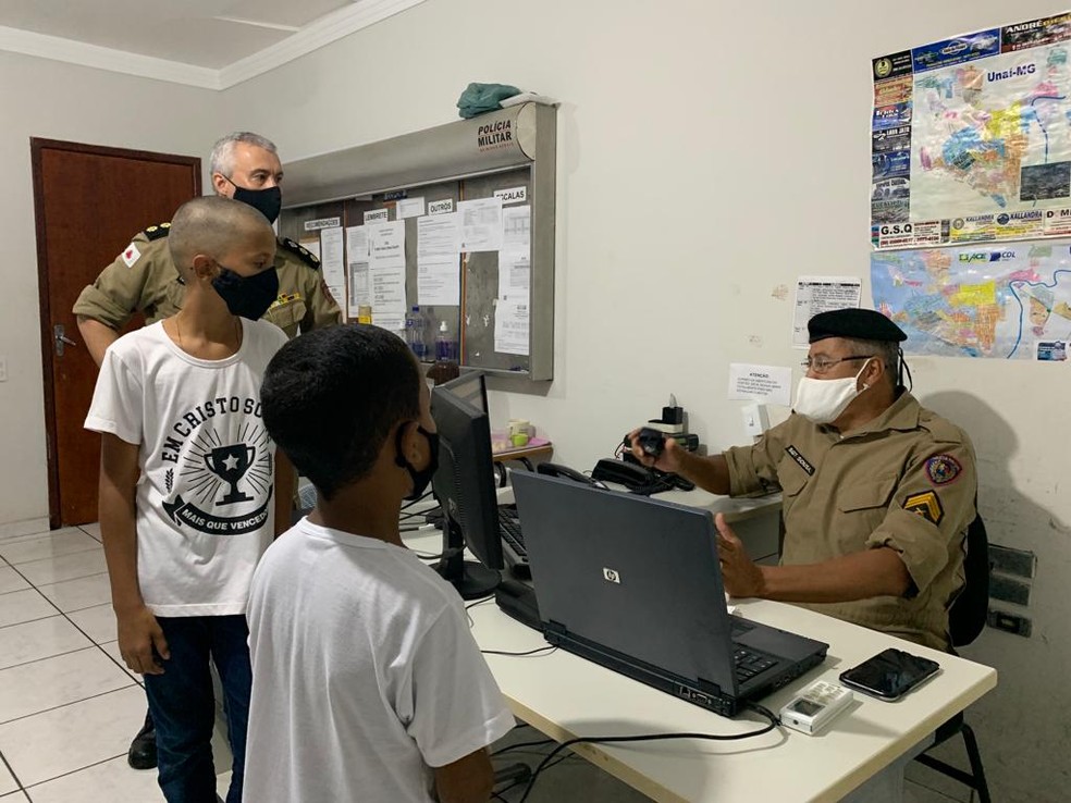 Meninos conheceram um pouco da rotina do 28º Batalhão da PM, em Unaí — Foto: Polícia Militar