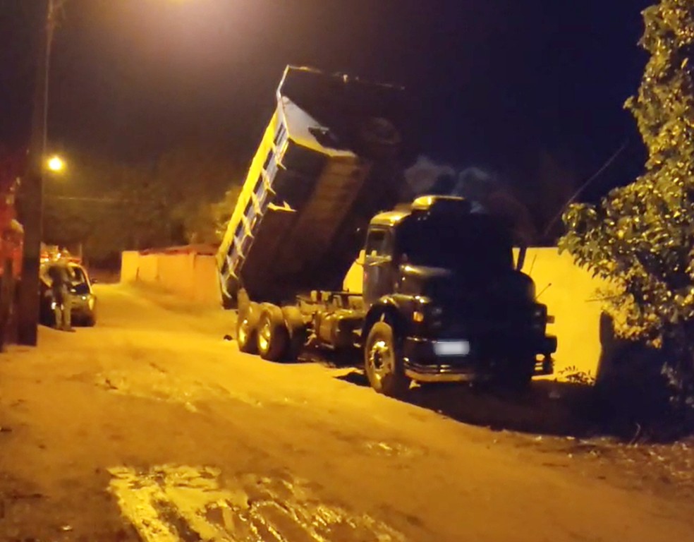 Motorista do caminhão suspeito de ter atropelado e matado menino de 8 anos foi preso — Foto: Reprodução/Panorama Notícia