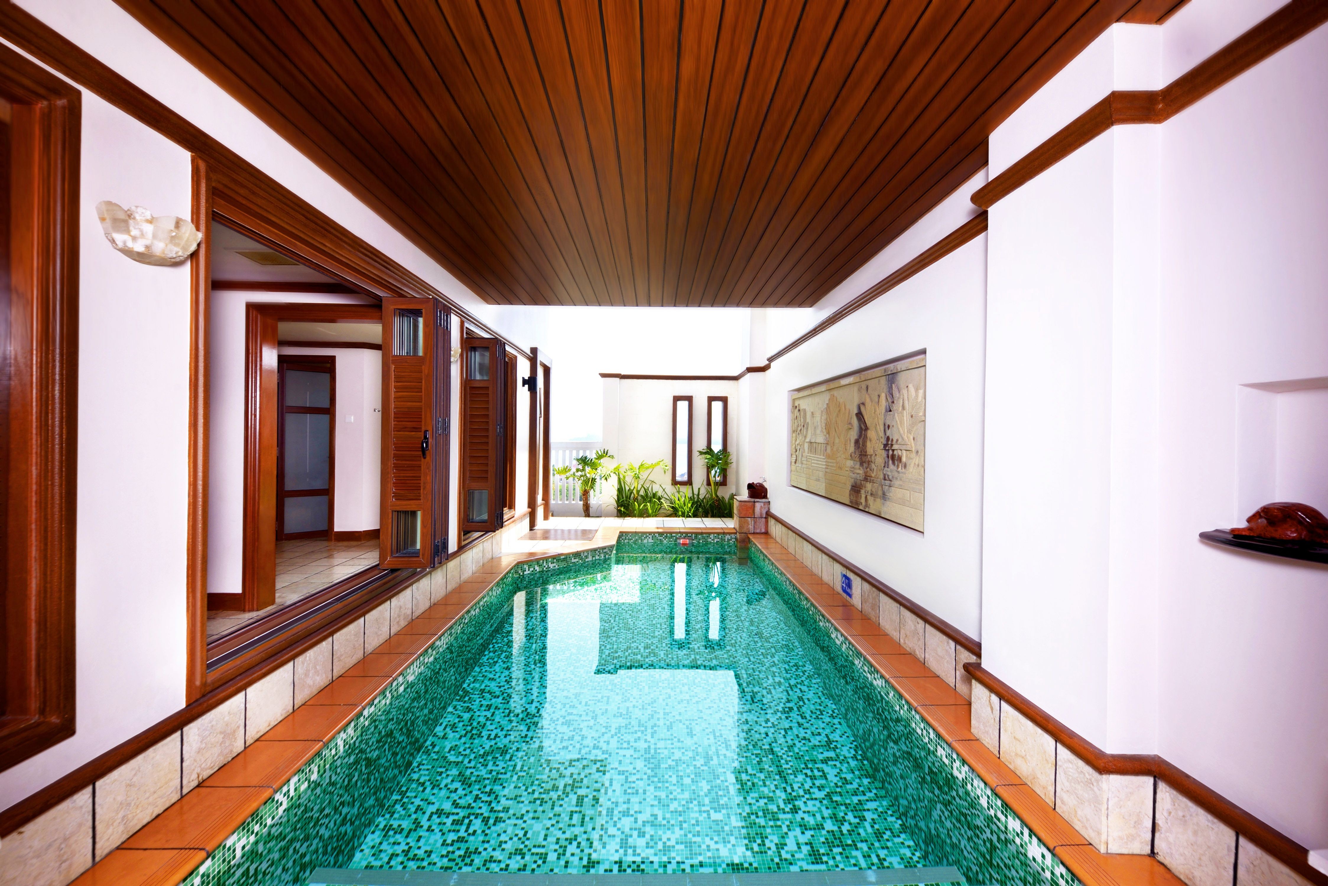 O hotel conta com uma piscina interna que é acessada pelos quartos (Foto: Reprodução / Booking.com)