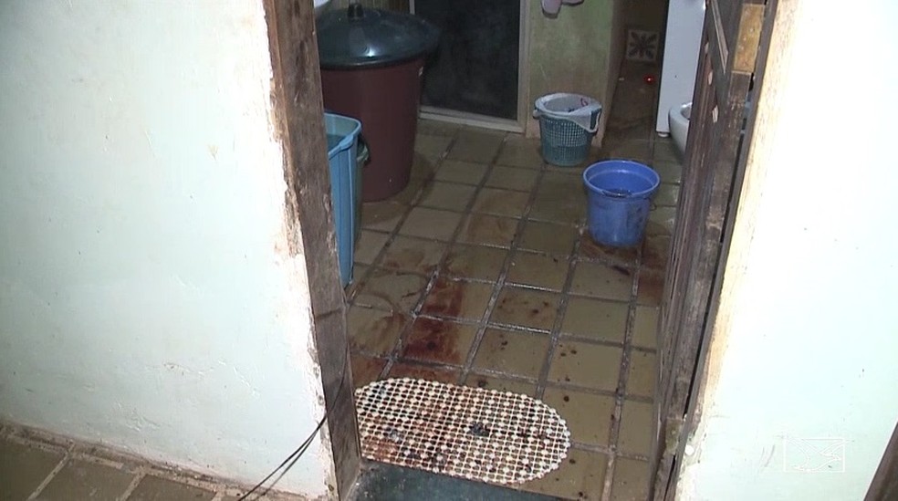 Além dos móveis espalhados, havia muito sangue no banheiro da residência do italiano — Foto: Reprodução/ TV Mirante 
