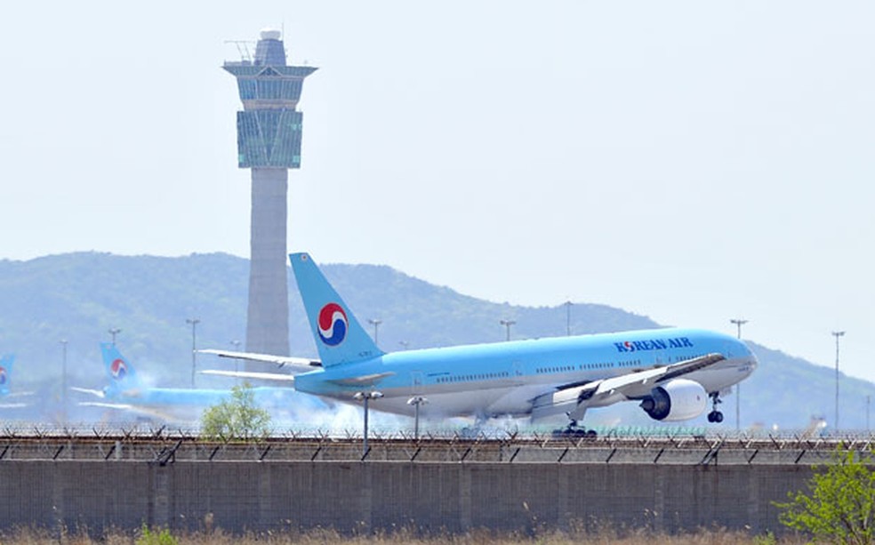 Avião da empresa sul-coreana Korean Air pousa nesta quarta-feira (2) no aeroporto internacional de Incheon — Foto: AFP