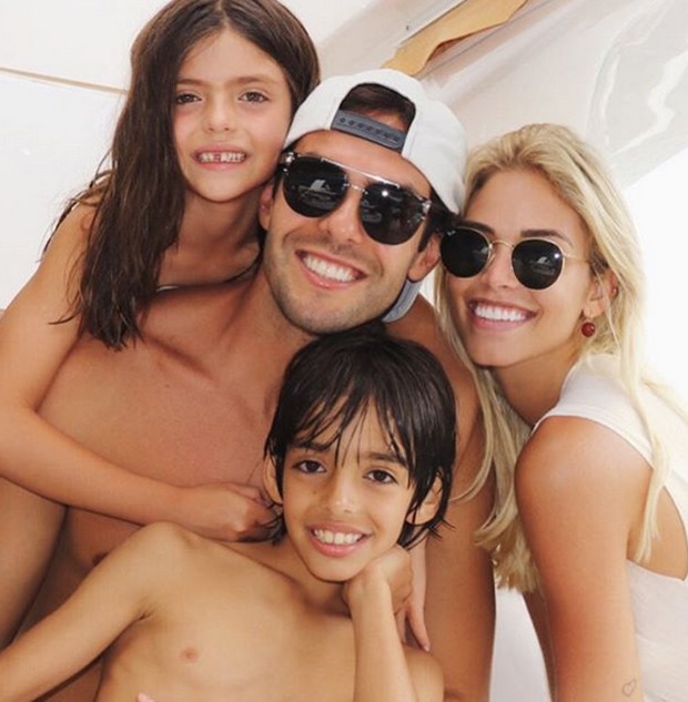 Kaká com Carol Dias e os filhos (Foto: Reprodução/Instagram)
