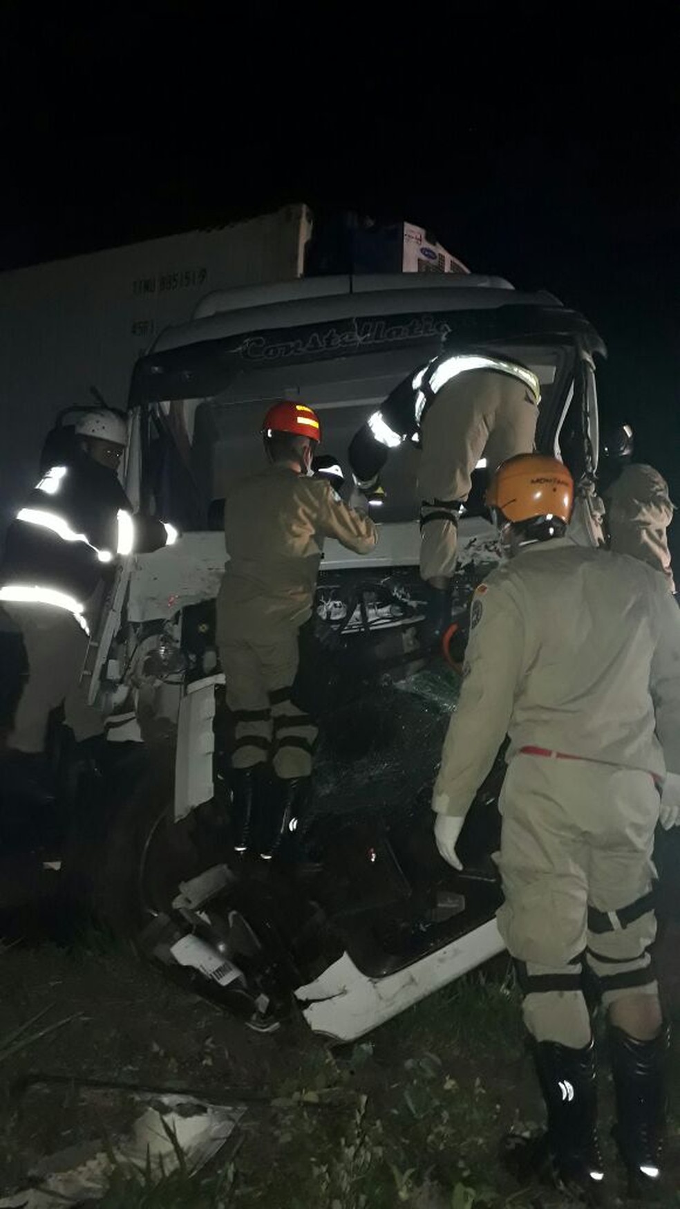 Frente do caminh&atilde;o ficou destru&iacute;da  (Foto: Jos&eacute; Aparecido/ TV Morena)