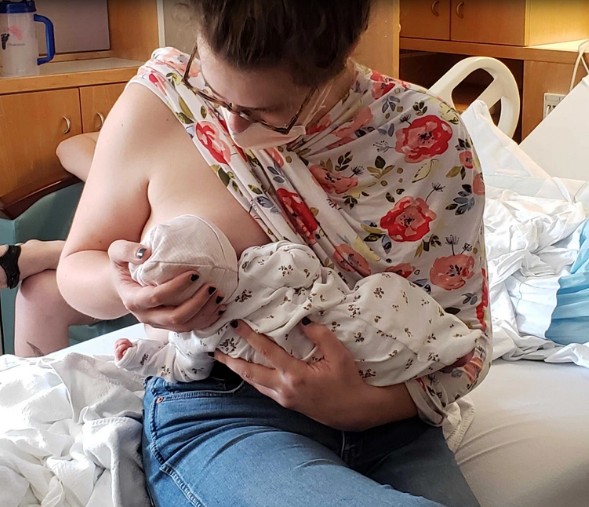 Mãe trans compartilhou foto amamentando seu bebê (Foto: Reprodução/Imgur)