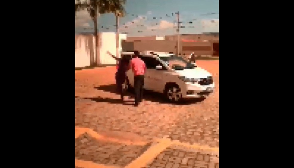Motorista de prefeitura puxa ex-namorada pelo cabelo no interior do RN — Foto: Reprodução