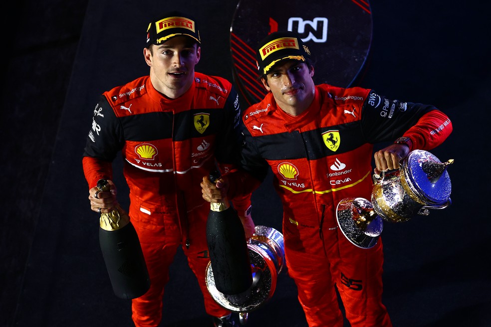 Charles Leclerc e Carlos Sainz comemoram a dobradinha da Ferrari no GP do Bahrein — Foto: Mark Thompson/Getty Images