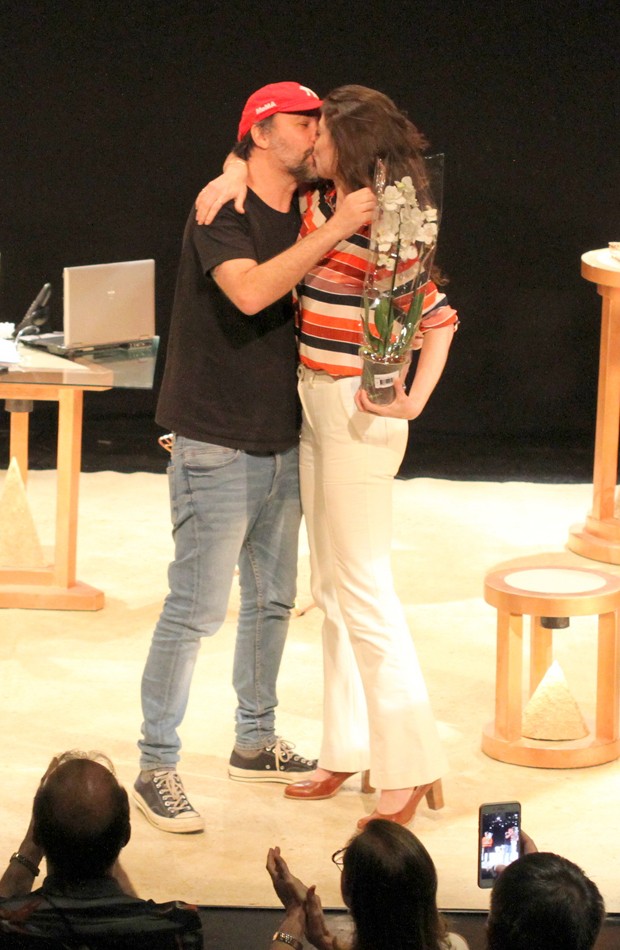 Alinne Moraes e o marido, Mauro Lima, trocam beijos após apresentação da peça (Foto: Daniel Delmiro/AgNews)