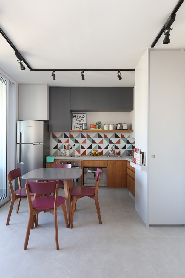 Apartamento de 29 m² tem até sala de TV (Foto: Mariana Orsi)