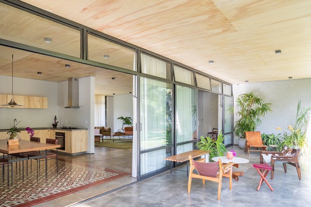 Arquitetura e natureza são integradas nesta casa em Brasília (Foto: Haruo Mikami/Divulgação)