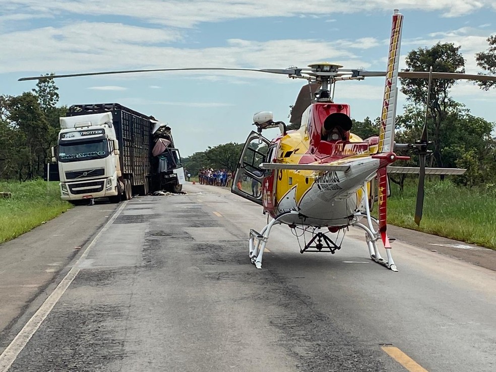 Helicóptero Arcanjo do Corpo de Bombeiros socorreu vítima grave no acidente na BR-365 em João Pinheiro — Foto: Arcênio Corrêa/G1
