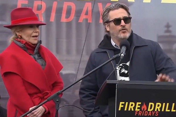 Os atores Joaquin Phoenix e Jane Fonda em protesto contra as mudanças climáticas (Foto: Reprodução/Twitter)