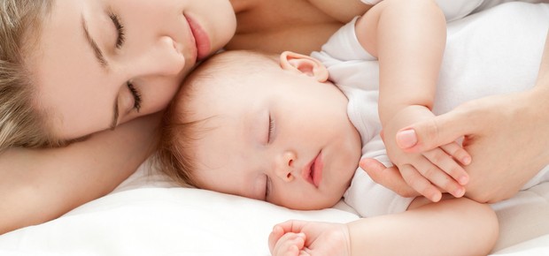 Mãe dormindo com o bebê (Foto: Shutterstock)