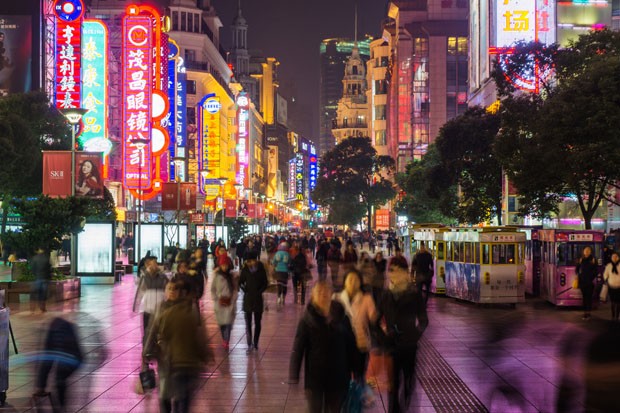 Night view of Nanjing Road in Shanghai. (Foto: Getty Images/iStockphoto)