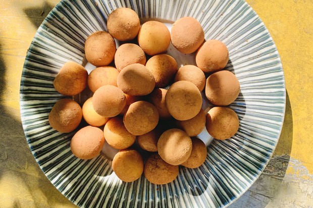 Batatinhas de marzipã, com amêndoas, cacau e especiarias, para adoçar seu café da tarde (Foto: Divulgação)