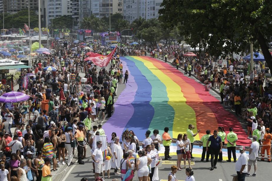Evento lotou a praia de Copacabana com o tema 'Coragem para ser feliz'