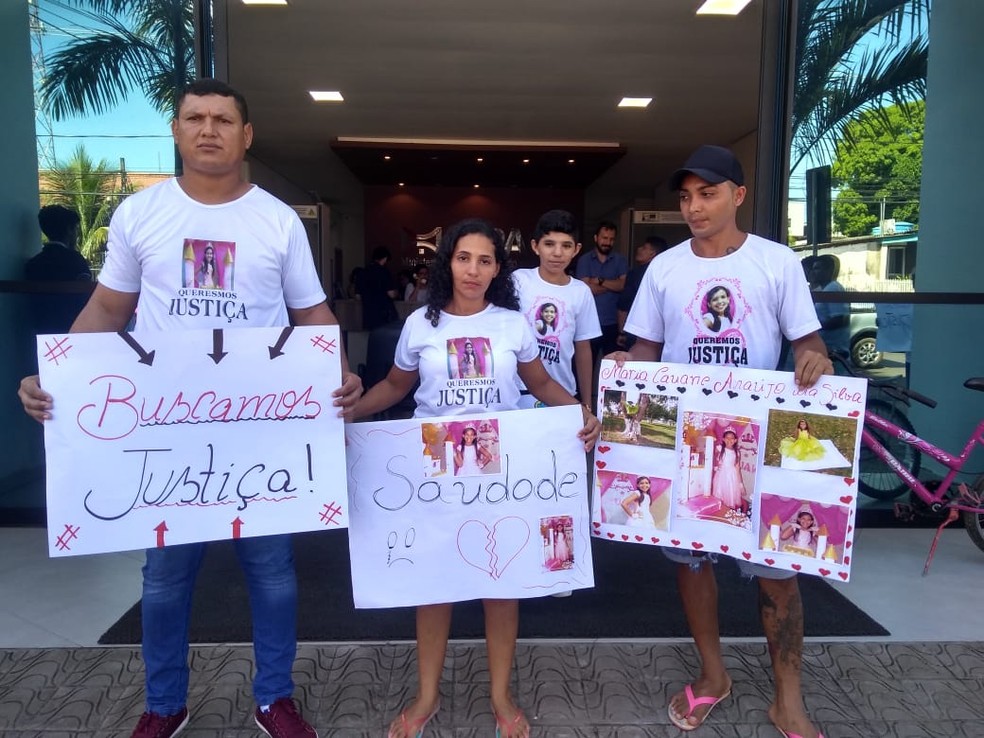 Familiares da menina de 11 anos morta em operação do Bope também participa do ato — Foto: Alcinete Gadelha/G1