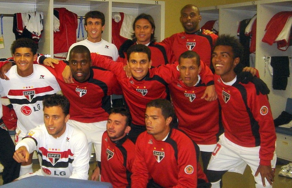 Flávio Donizete, o primeiro agachado da direita para esquerda, no Japão — Foto: Arquivo pessoal