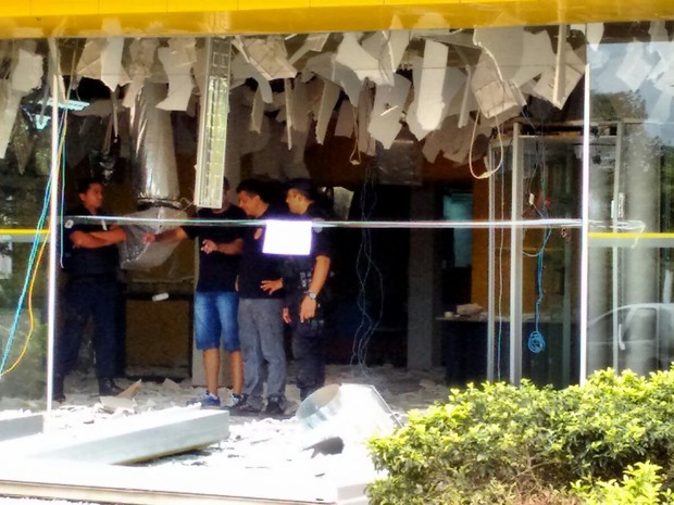 Forro da agência ficou destruído e porta foi lançada para fora (Foto: Divulgação)