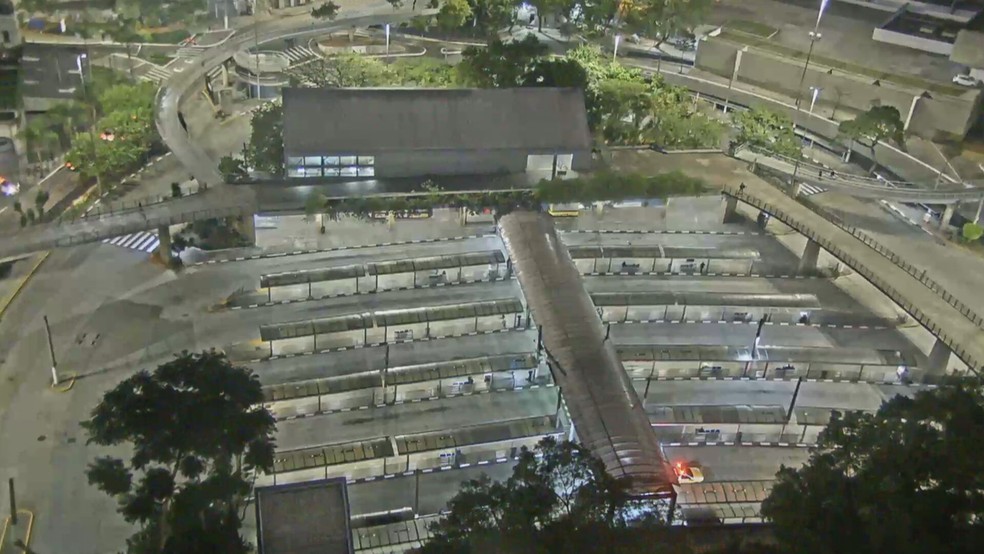 Terminal de ônibus vazio por conta da greve em SP — Foto: Reprodução/TV Globo