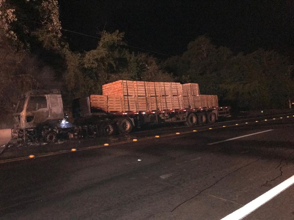 Parte da carga de madeira foi consumida pelas chamas, motorista saiu ileso do acidente em Botucatu (SP).  — Foto: Corpo de Bombeiros/ Divulgação