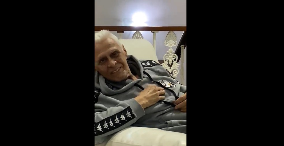 Roberto Dinamite foi filmado pelo filho assistindo ao jogo do Vasco e se emocionando — Foto: Reprodução
